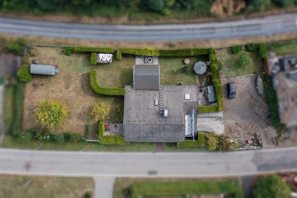 Immobilie in Unzenberg - Besonderer Bungalow mit ansprechender Architektur auf weitläufigem Grundstück - Bild 1
