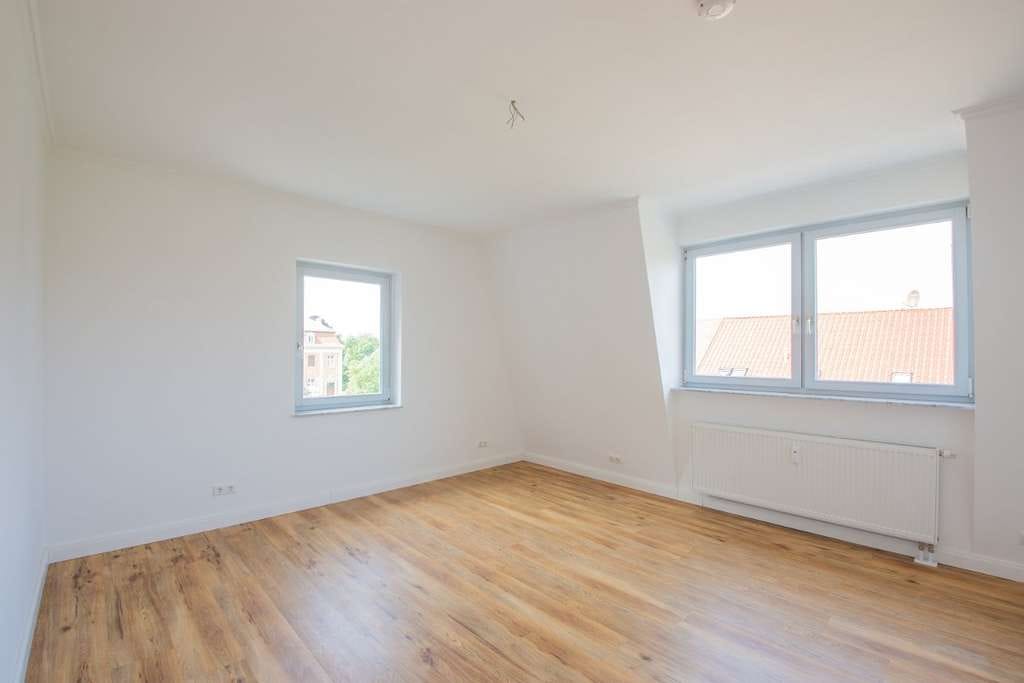 Immobilie in Neuruppin - Exklusive 5-Raum-Dachgeschosswohnung mit Parkblick, Balkon, Aufzug & TG-Stellplatz in Neuruppin - Bild 4