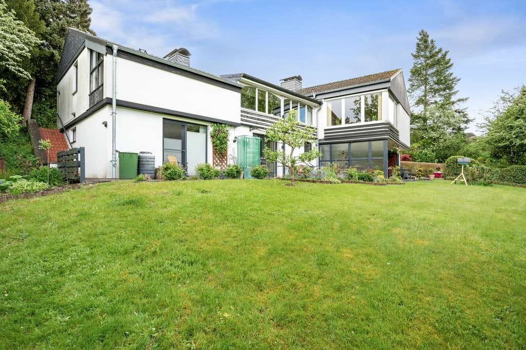 Immobilie in Bad Segeberg - Vielseitiges Ein- bis Zweifamilienhaus auf großzügigem Hanggrundstück - Bild 3