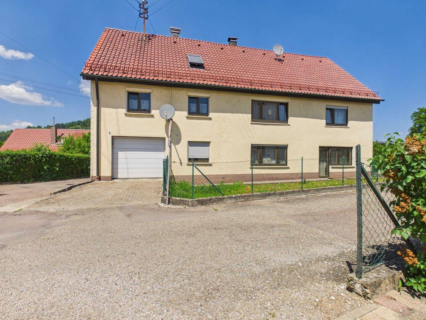 Immobilie in Schwäbisch Gmünd - Günstige Kaufgelegenheit – Zweifamilienhaus mit 1.507 m² Grundstück, 3 Garagen und Bauplatzoption - Bild 2