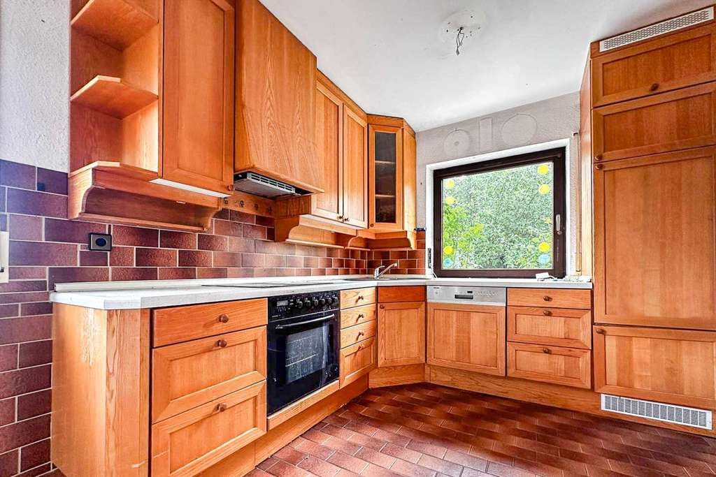 Immobilie in Poxdorf - Doppelhaushälfte mit Balkon, Garten und umfassendem Modernisierungsbedarf - Bild 3