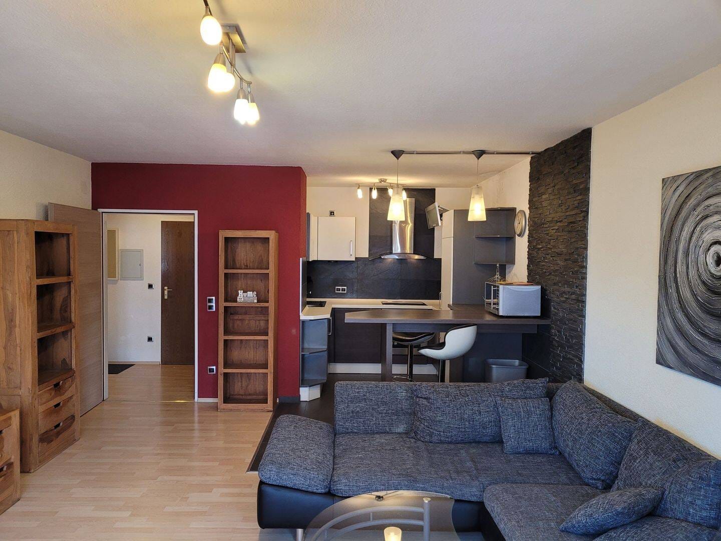 Immobilie in Furtwangen im Schwarzwald - Modern eingerichtete 2-3 Zi.-Wohnung, voll möbliert und zentral gelegen, inkl. TG-Stellplatz - Bild 2