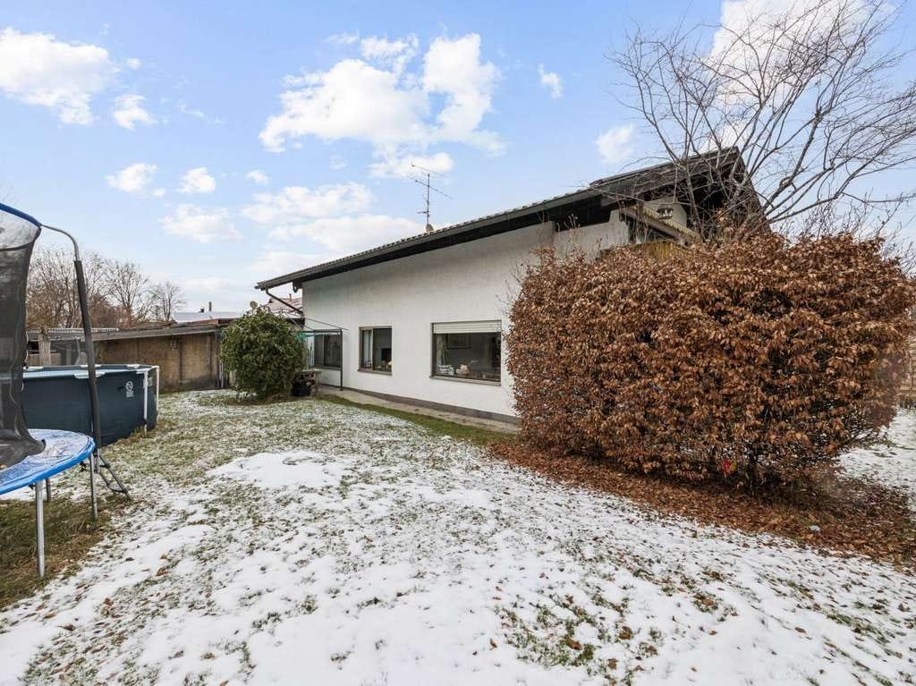 Immobilie in Bernau am Chiemsee - Wohnen, wo andere Urlaub machen– Attraktives, teilvermietetes Zweifamilienhaus in Bernau am Chiemsee - Bild 2