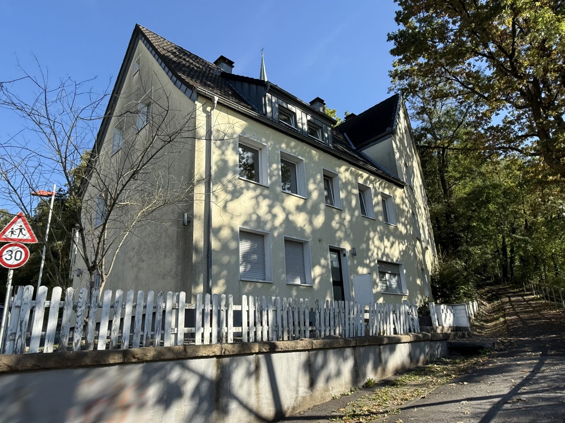 Immobilie in Fröndenberg/Ruhr - Fröndenberg-Mitte: Mehrfamilienhaus mit drei Garagen in zentraler Lage - Komplett vermietet! - Bild 2
