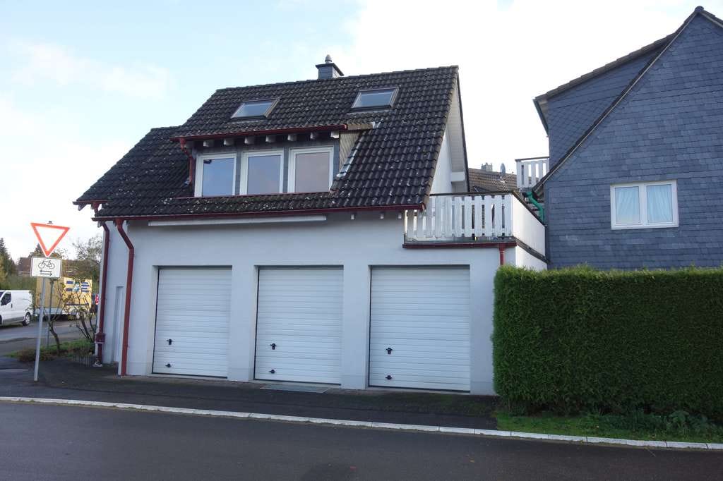 Immobilie in Wermelskirchen - Schöner Wohnen am Stadtrand - Zwei Häuser = 1 Preis! - Bild 1