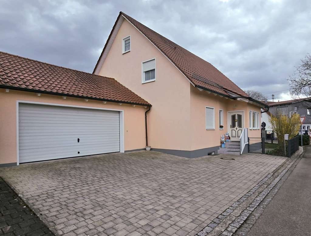 Immobilie in Meitingen - Charmantes Einfamilienhaus mit schönem Garten, Sauna und Doppelgarage in Ostendorf - Bild 0