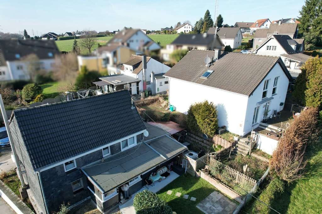 Immobilie in Burscheid - Vermietetes Gebäudeensemble mit 5 Wohneinheiten und 4 Garagen in idyllischer Randlage von Burscheid - Bild 0