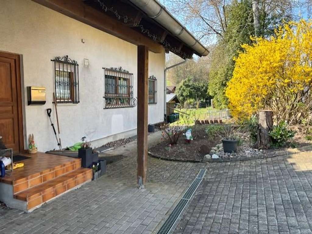 Immobilie in Lauchringen - In sonniger Sackgassenlage, EBK, ELW, freist., Bj. 91, EG+OG 5 ½ Zi., EBK, gr. tiefer Balkon, sch... - Bild 1