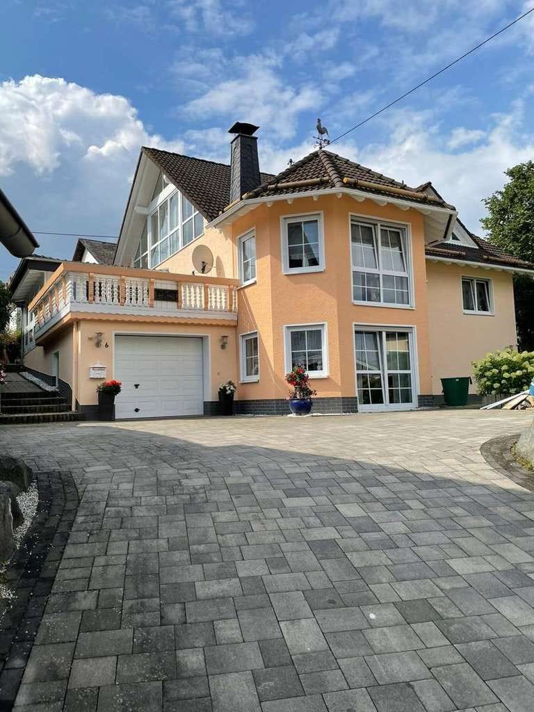 Immobilie in Haiger - Luxuriöses, junges und freistehendes Haus für 3 Parteien mit schönem Garten in ruhiger Lage - Bild 0