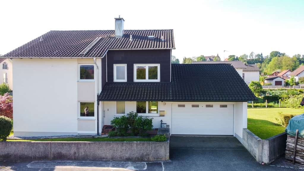 Immobilie in Neuötting - Familienparadies mit großem Garten & Bachzugang – Viel Platz zum Leben und Wohlfühlen - Bild 1