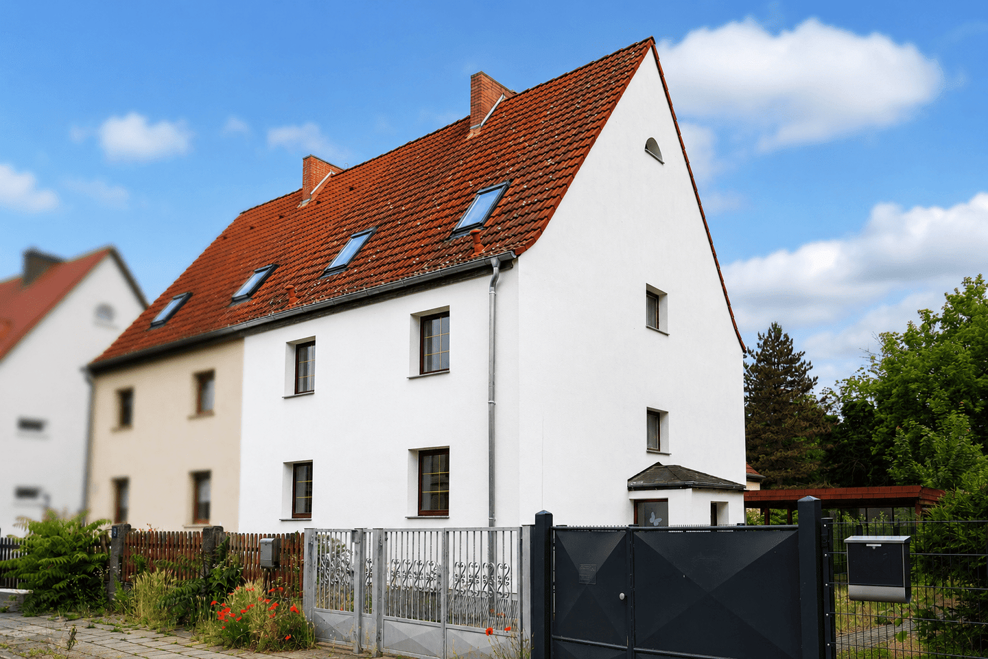 Immobilie in Schkopau - Viel Platz für Ihre Ideen: Charmante Doppelhaushälfte mit großem Garten und Entwicklungspotenzial - Bild 0