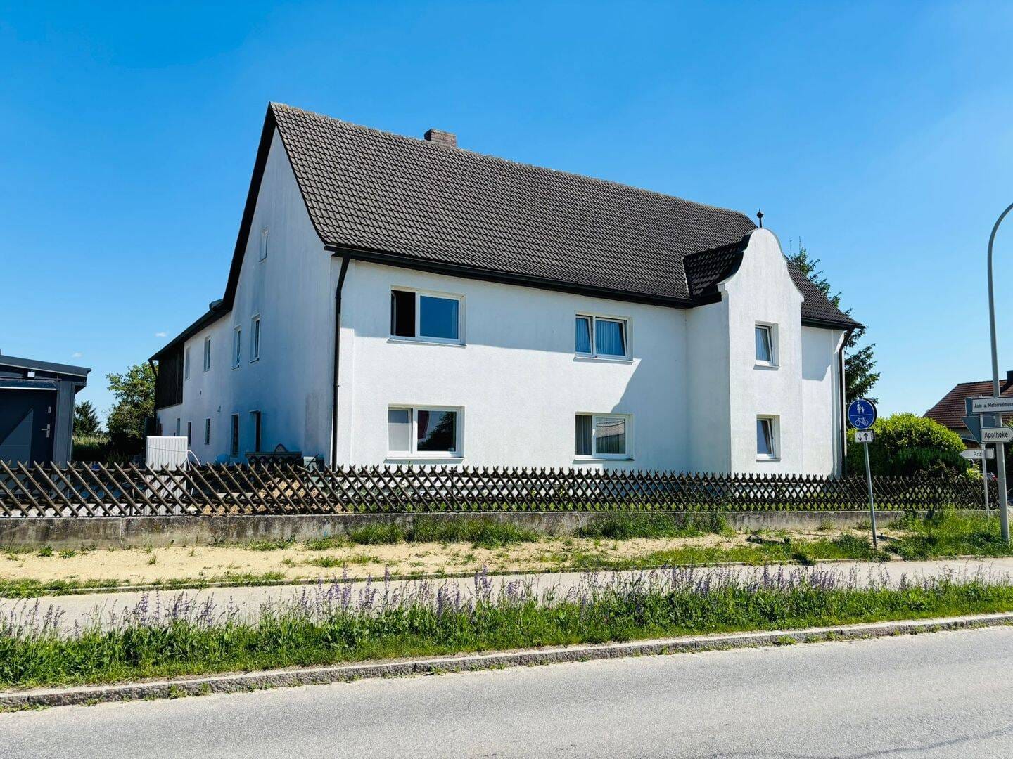 Immobilie in Adlkofen - Kapitalanlage mit Zukunft – Mehrfamilienhaus mit genehmigtem Entwicklungskonzept in Adlkofen - Bild 0