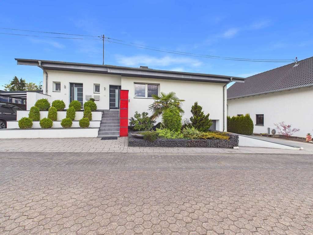 Immobilie in Berod bei Wallmerod - Exklusives Zweifamilienhaus mit Sauna, Garten und gehobener Ausstattung in Wallmerod - Bild 1