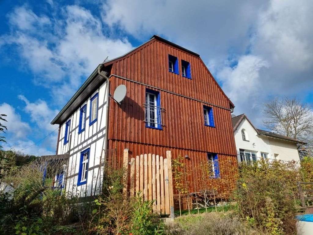 Immobilie in Eitorf - 2 getrennte Häuser in Eitorf (9 Zi., 343 m²): Wohnen, Arbeiten oder Teilvermietung - Bild 0