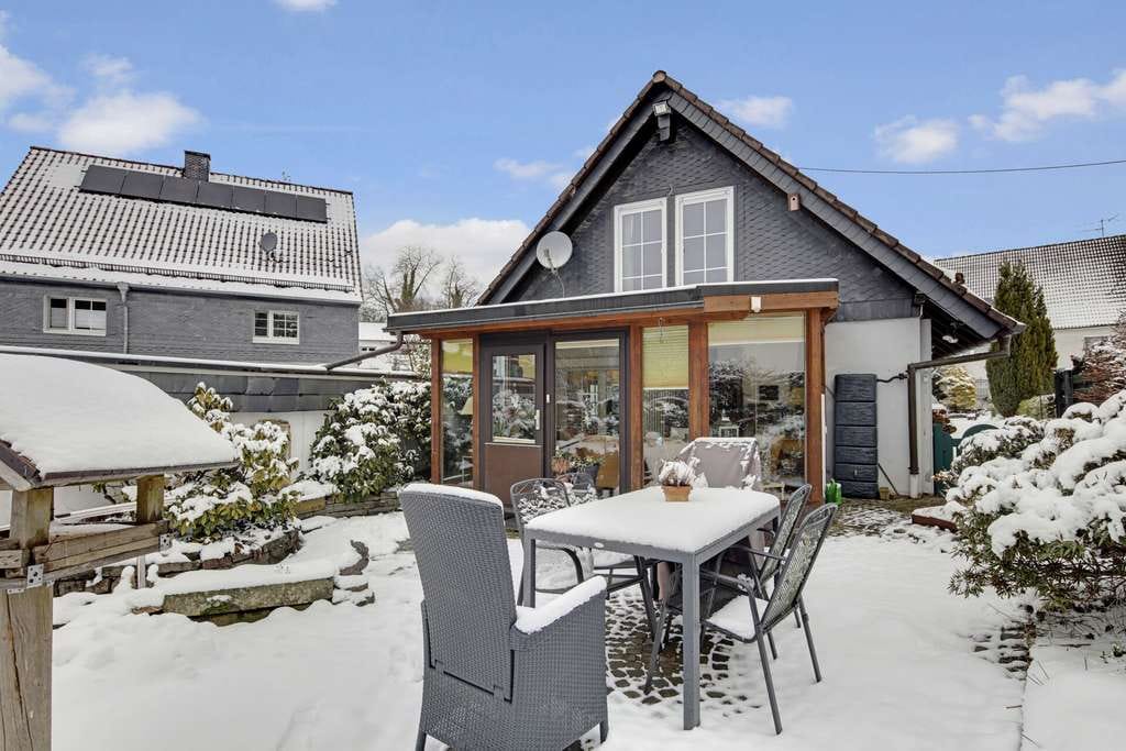 Immobilie in Marienheide - Wohnkomfort mit Charme! 
– DHH mit Wintergarten und Sauna - Bild 0
