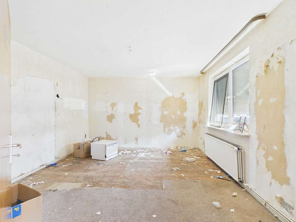 Immobilie in Lamspringe - Handwerkerobjekt mit drei Garagen und Balkon – mit Raum für neue Ideen - Bild 3