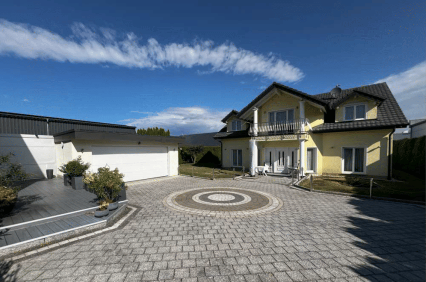 Immobilie in Hilzingen - Unternehmervilla mit Doppelgarage und Gewerbehalle - Bild 0
