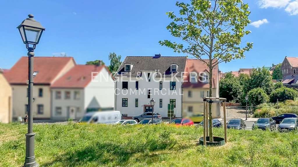 Immobilie in Lutherstadt Eisleben - Denkmalgeschütztes Mehrfamilienhaus im Eislebener Altstadtkern - Bild 0