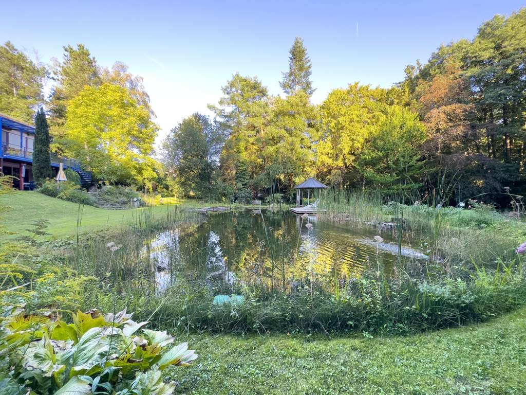 Immobilie in Feucht - Exklusiv. Privat. Naturverbunden Ihre Villa mit Waldflair & Wasserlauf - Bild 0