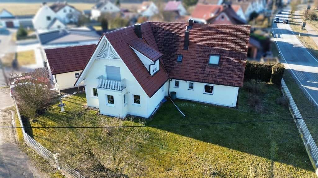 Immobilie in Weichering - Zweifamilienhaus mit Potenzial – Großzügiges Grundstück mit vielseitigen Nutzungsmöglichkeiten! - Bild 0
