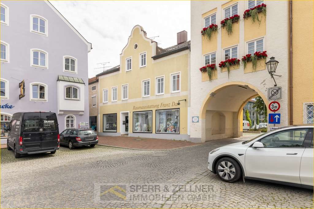 Immobilie in Dorfen - Im Herzen von Dorfen - gepflegtes Wohn- und Geschäftsgebäude: Große Gewerbeeinheit mit Schaufensterf - Bild 1