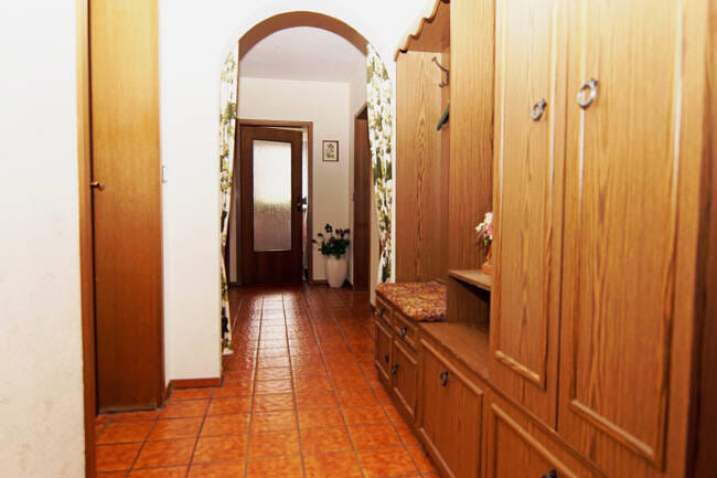 Immobilie in Roßtal - Roßtal-Ortskern: Zweifamilienhaus mit Doppelgarage in bester Wohnlage zu verkaufen! - Bild 2