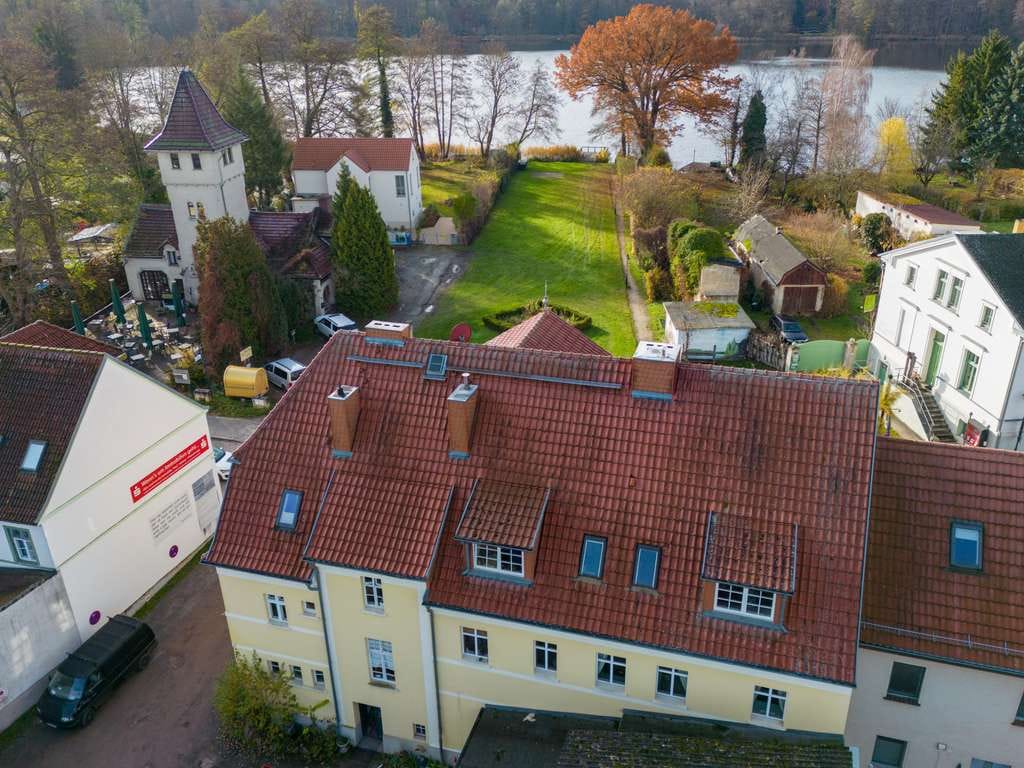 Immobilie in Buckow - Vollvermietetes Wohn- und Geschäftshaus auf großem Grundstück mit Stellplätze & unbebautem Seeblick - Bild 2