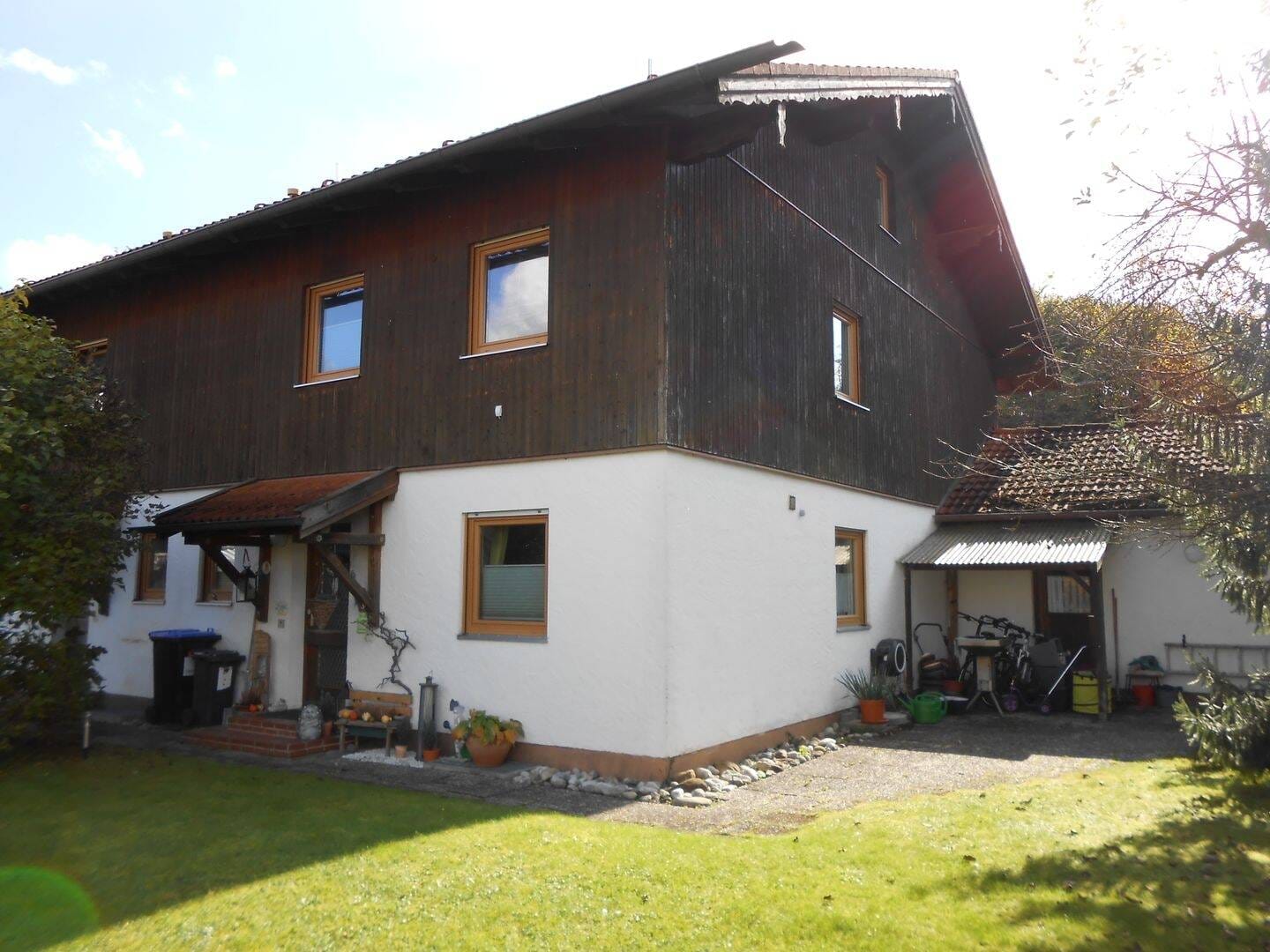 Immobilie in Tacherting - Familienfreundliche Doppelhaushälfte mit Garten und Garage in Wajon - Bild 2