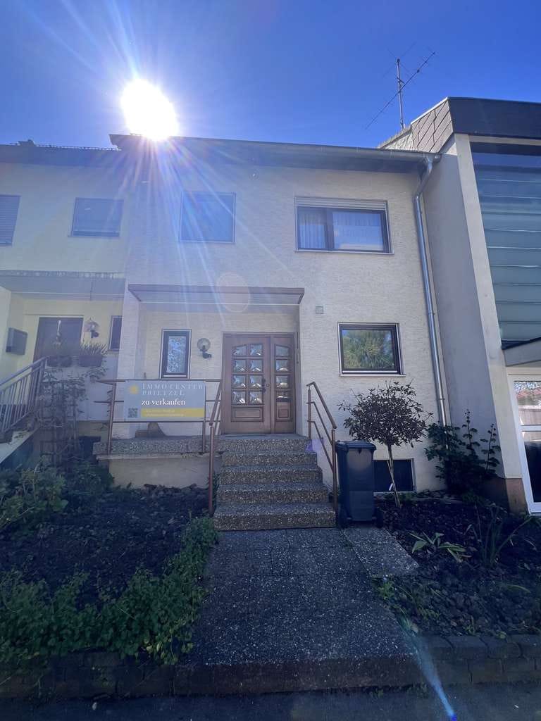 Immobilie in Schwaikheim - Solides Reihen-Mittelhaus schönes Dachstudio mit Bad in Schwaikheim - Bild 0