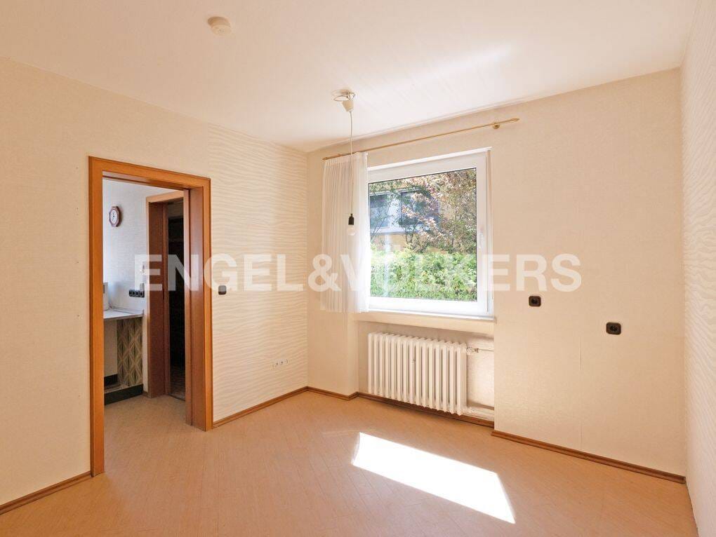 Immobilie in Schwebheim - Freistehendes Einfamilienhaus mit großzügigem Grundstück und Potenzial - Bild 2