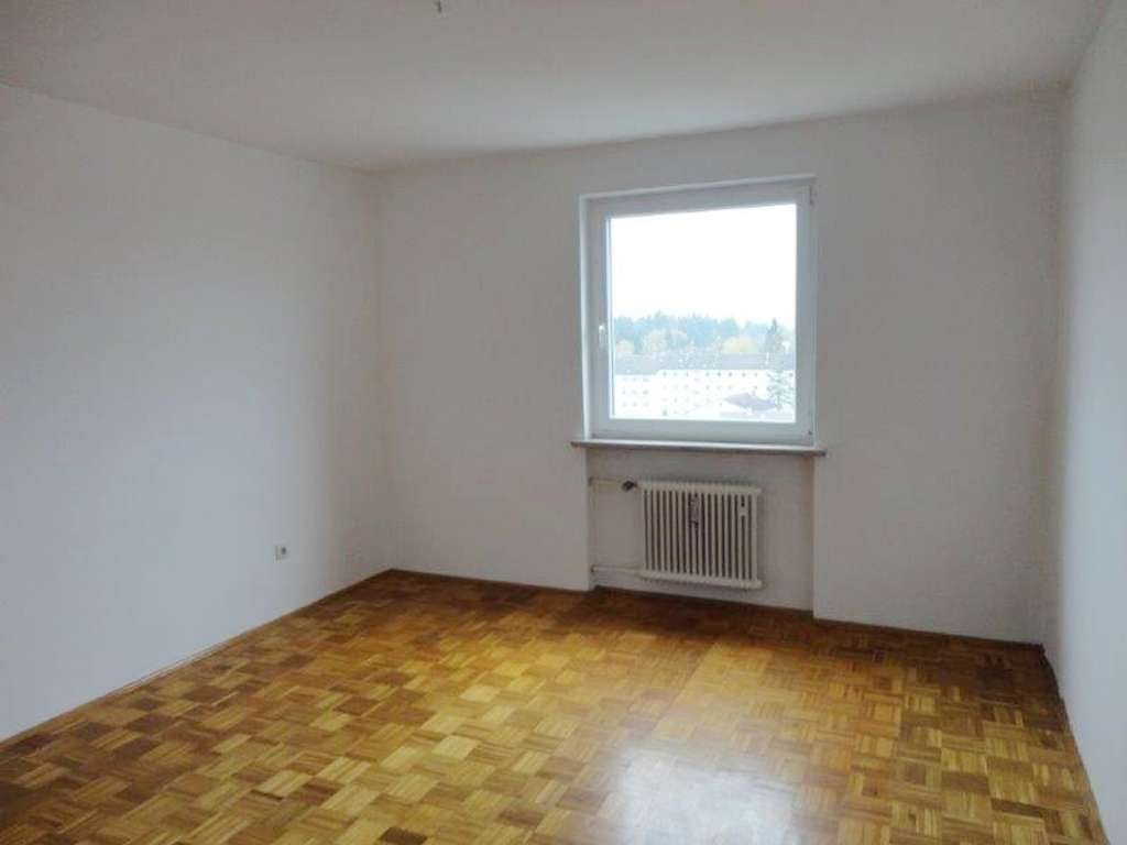 Immobilie in Waldkraiburg - 2-Zi.-Wohnung mit Balkon, Aufzug, Stellplatz – ideal für junge Paare - Bild 1