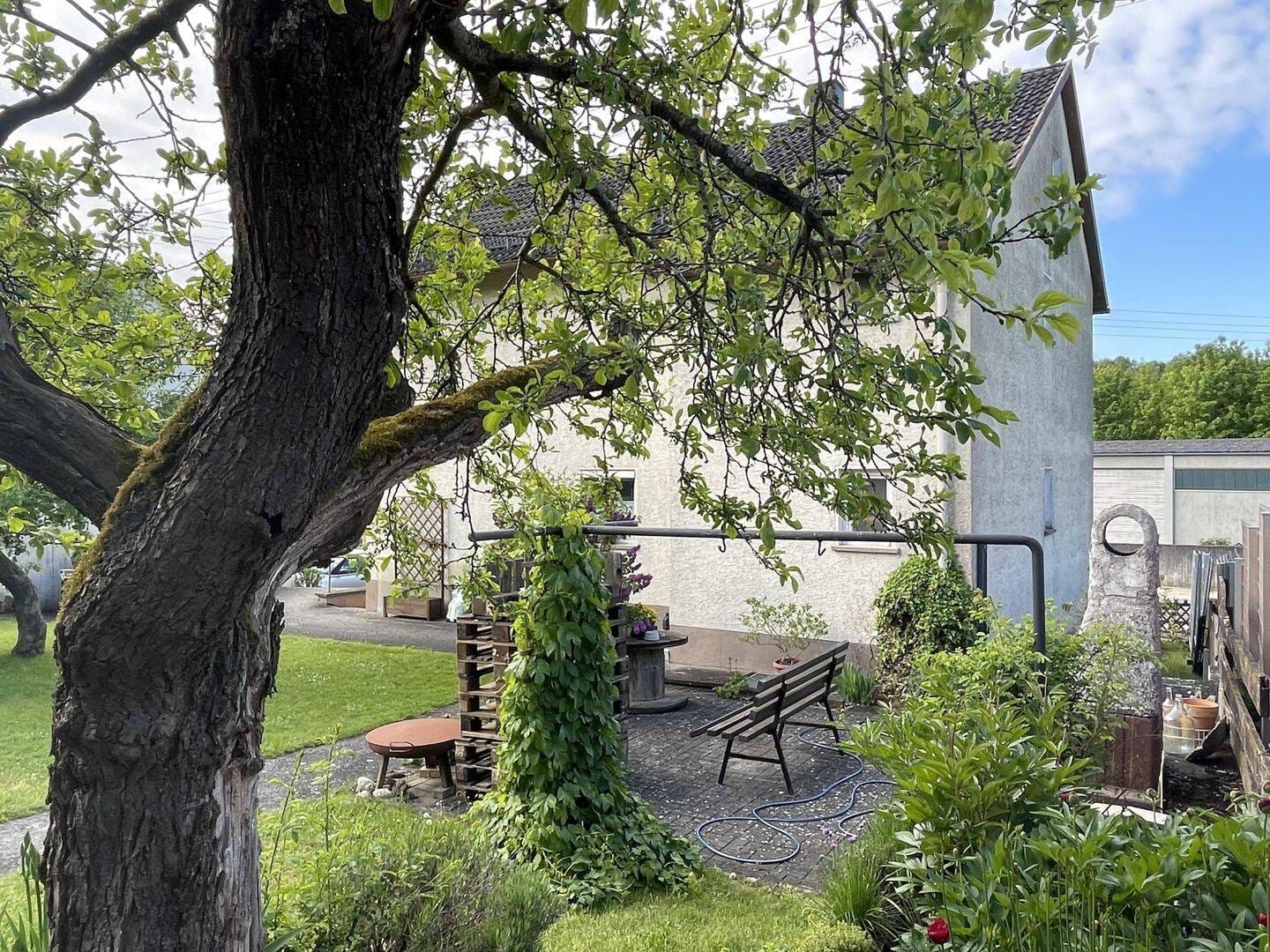 Immobilie in Zöschingen - Einfamilienhaus mit 6 Zimmern und tollem Gartengrundstück - Bild 2
