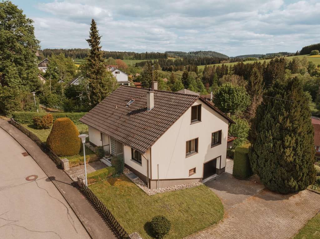 Immobilie in Zimmern ob Rottweil - Einfamilienhaus mit Ausbaupotenzial, Garage und traumhaftem Blick in Flözlingen - Bild 0