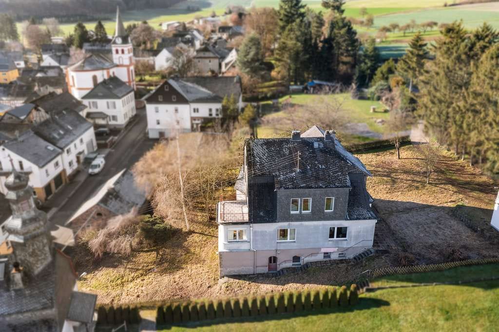 Immobilie in Ellern (Hunsrück) - Repräsentatives Pfarrhaus in erhabener Blicklage mit imposanter Aussicht auf den Soonwald - Bild 2
