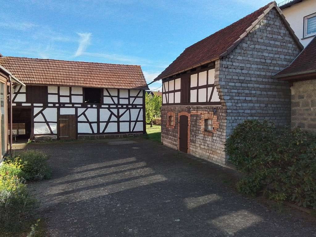 Immobilie in Grünberg - Fachwerkhaus mit Nebengebäude Garten und Brunnen - Bild 1