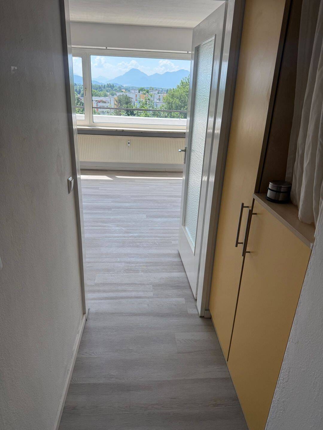 Immobilie in Rosenheim - I. I. TEAM: Helle, freundliche 1-Zimmer-Wohnung, incl. kleiner Küche und Balkon in der Isarstraße! nur an 1 Person  - Bild 4
