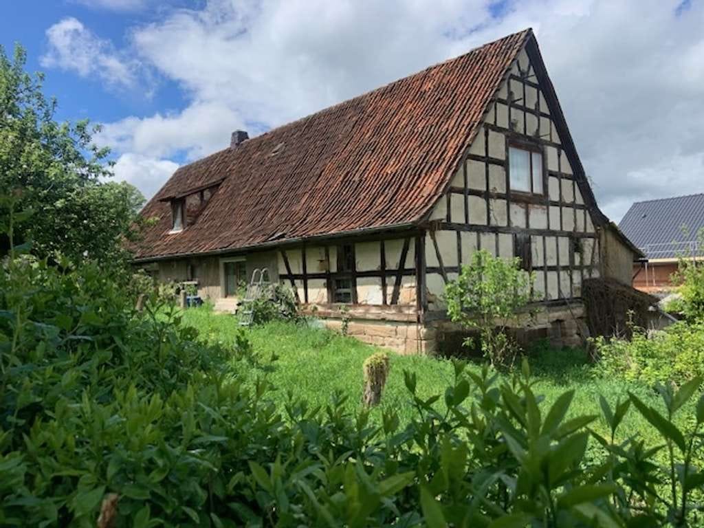 Immobilie in Heldburg - Hellingen - zauberhaftes Bauernhaus
renovierungsbedürftig mit großem Grundstück - Bild 0
