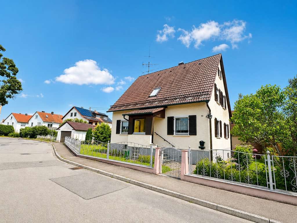 Immobilie in Bernstadt - Charmantes Einfamilienhaus mit Garten, Potenzial & Wohlfühlcharakter - Bild 0