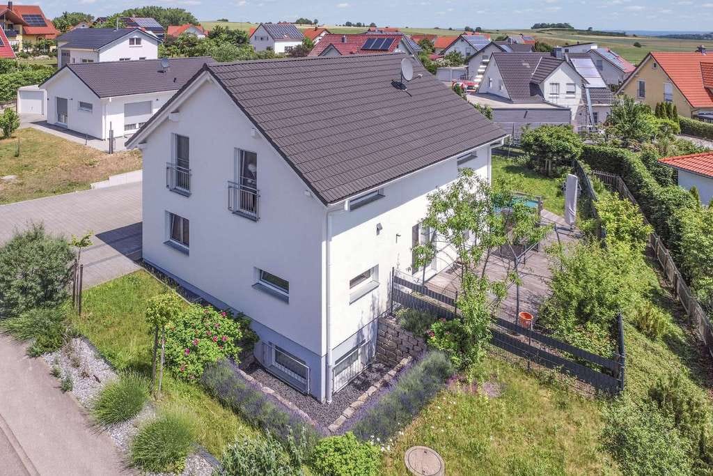 Immobilie in Kirchheim am Ries - Danwood-Haus Baujahr 2016 in Kirchheim am Ries: A+/KfW 55, Wärmepumpe & großer Naturgarten - Bild 0