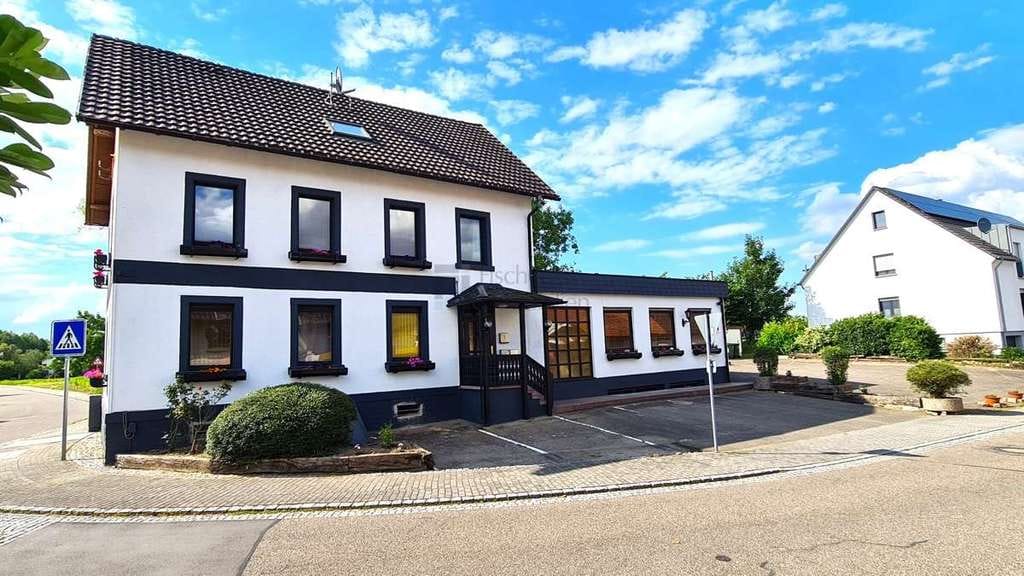 Immobilie in Achern - Wohn- und Geschäftshaus mit 486 m² Fläche und 844 m² Grundstück in einem Stadtteil von 77855 Achern - Bild 0