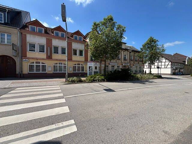 Immobilie in Osterburg (Altmark) - Traditionsreiche Gaststätte mit Pension und Betreiberwohnung in Osterburg  Erfolgreicher Gastronomiebetrieb mit vielfältigen Nutzungsmöglichkeiten - Bild 1