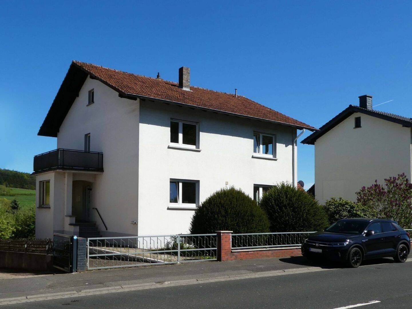 Immobilie in Wächtersbach - AUMÜLLER-Immobilien - Sympathisches Zweifamilienhaus mit zwei 3-Zi-Wohnungen, Garage und Garten - Bild 0