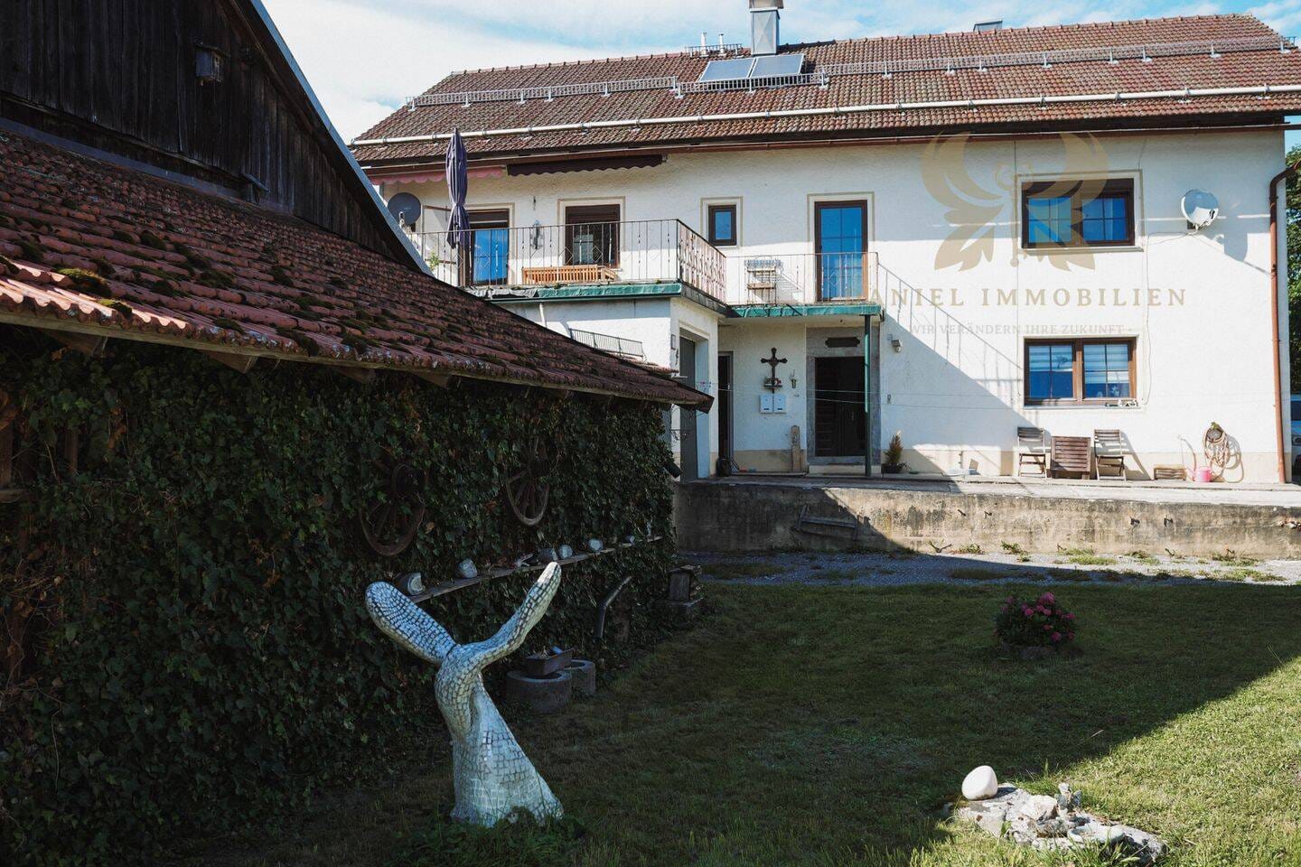 Immobilie in Auerbach - Teilsaniertes Zweifamilienhaus in ruhiger Randlage von Auerbach - Bild 1
