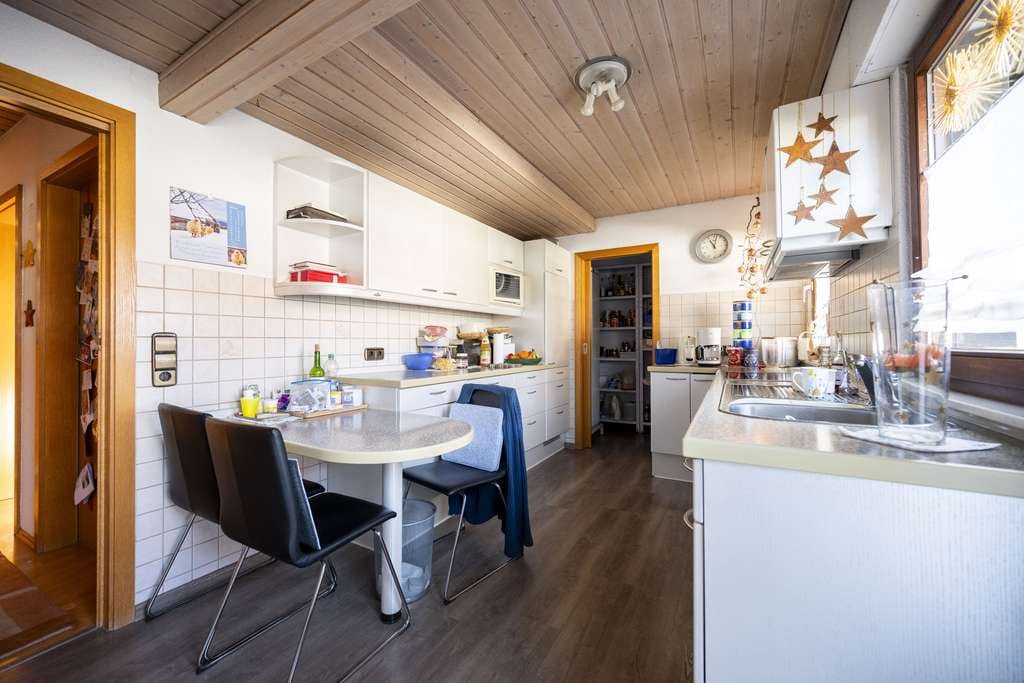 Immobilie in Filderstadt - Viel Platz für Familie, Generationen & neue Ideen – Haus mit Pool in Harthausen - Bild 3