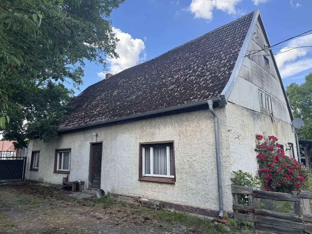 Immobilie in Klötze - Sanierungsbedürftiges Haus mit gepflegter Stallung und  ca. 1,6 ha Wiese in Wenze! - Bild 1