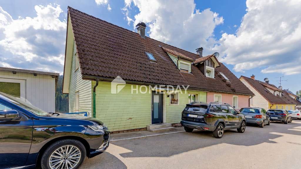 Immobilie in Vöhrenbach - Kleines Einfamilienhaus mit schönem Ausblick und Garagen - Bild 3