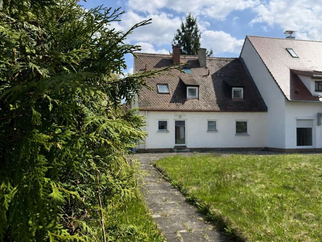 Immobilie in Gilching - Grundstück mit Altbestand – Doppelhaushälfte mit großem Garten und Neubaupotenzial - Bild 0