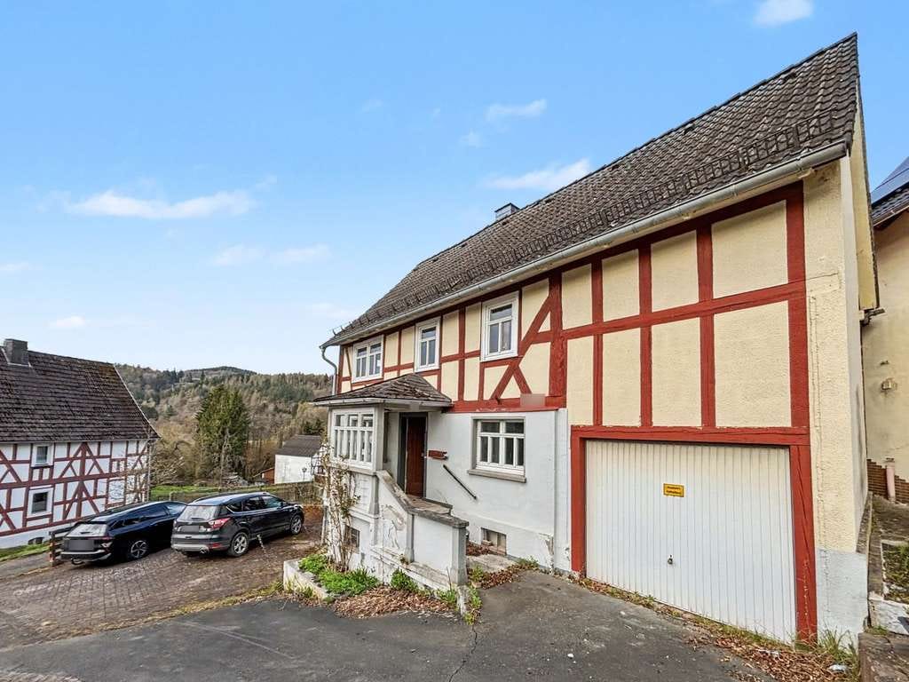 Immobilie in Hatzfeld - Reddighausen: 5 Zimmer-Fachwerkhaus mit Scheune, Werkstatt &amp; Nebengrundstücken (Denkmalschutz) - Bild 1