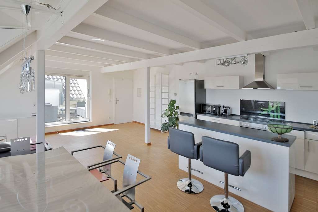 Immobilie in Maikammer - Über den Dächern Maikammers! Helle DG-Wohnung, möbliert, inkl. Stellplatz und toller Dachterrasse! - Bild 0