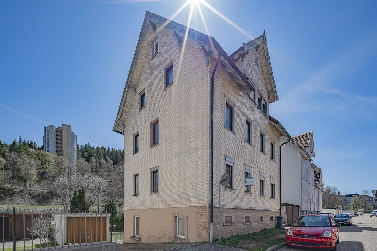 Immobilie in Furtwangen im Schwarzwald - Charmantes Dreifamilienhaus stadtnah und ruhig gelegen - hier haben wir Ihnen was ganz Besonderes - Bild 0